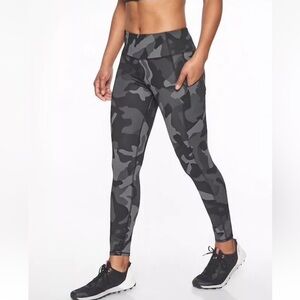 Athleta Camo Contender 7/8 Tight legging, Black SIZE Small